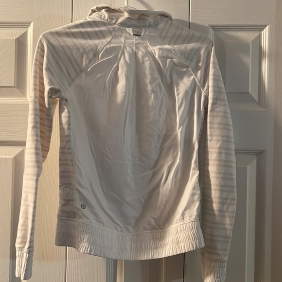 Lululemon Jacket Size 2 In Excellent Condition ❤️‍🔥❤️‍🔥 - Picture 2 of 4